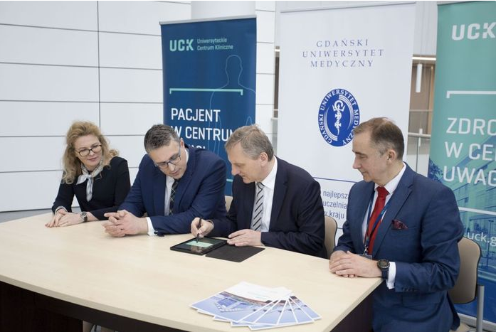 Na zdjęciu Wiceminister Kr&oacute;l podpisujący z Beneficientem umowę o dofinansowanie projektu